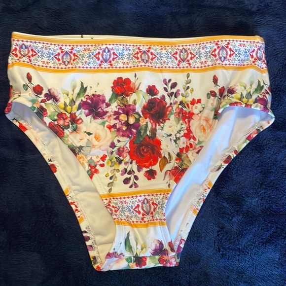 Luxury Resort like bathing suit - Picture 1 of 8